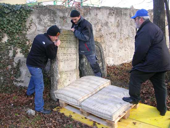 Abtransport der Grabsteine 