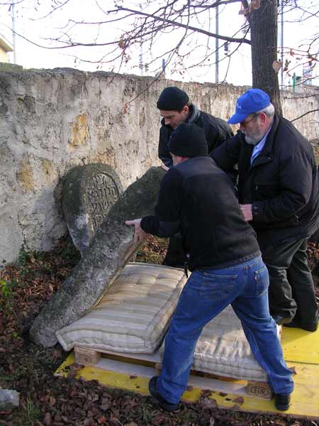 Abtransport der Grabsteine 